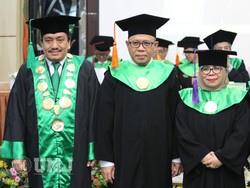 Kompak! Kakak Beradik Ini Bareng-bareng Dikukuhkan Jadi Guru Besar UMJ