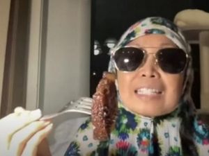 Heboh Wanita Berhijab Makan Babi Agar Halal, Ini Faktanya! Heboh Wanita Berhijab Makan Babi Agar Halal, Ini Faktanya!