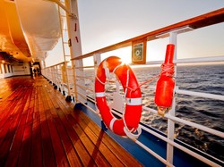 Turis Terapung di Laut Lepas Selama 4 Hari di Atas Kapal Rusak