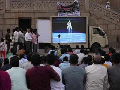 India Catat Sejarah Sukses Mendarat di Bulan, Warga Bersukacita