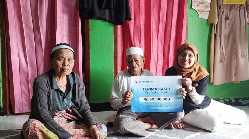 Sahabat Baik Bantu Kakek Abbas Penambal Panci Punya Warung dan Usaha Snack