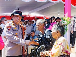 Kapolri Gelar Bakti Kesehatan dan Sosial untuk Warga Palue NTT