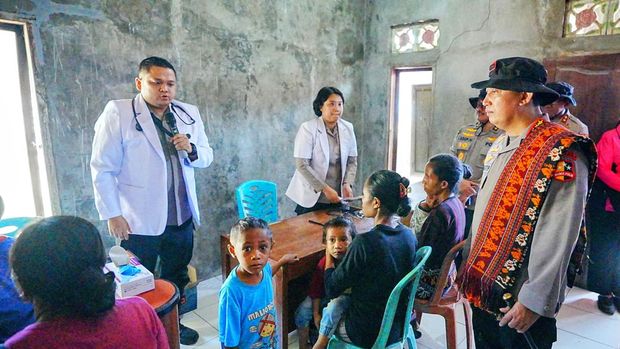 Kapolri Gelar Bakti Kesehatan dan Sosial untuk Warga Palue NTT