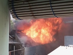Rumah di Jemur Wonosari Surabaya Terbakar, Asap Pekat Membubung Tinggi