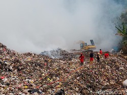 Pekat Asap Beracun Kebakaran TPA Sarimukti Picu Gangguan Kesehatan
