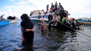 Nggak Ada Dermaga, Warga Pulau Ini Terpaksa Turun dari Kapal di Laut