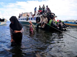 Nggak Ada Dermaga, Warga Pulau Ini Terpaksa Turun dari Kapal di Laut