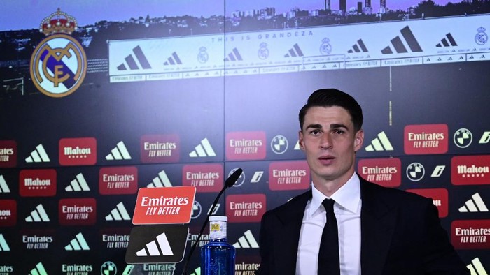 Real Madrids new Spanish goalkeeper Kepa Arrizabalaga talks to media during his official presentation at Valdebebas Sport City in Madrid on August 15, 2023. (Photo by JAVIER SORIANO / AFP)