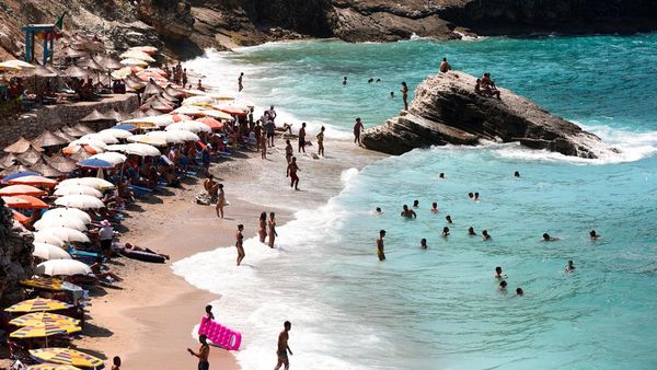 Kepincut Birunya Air Pantai di Albania