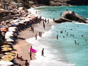 Kepincut Birunya Air Pantai di Albania