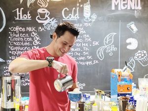 Keren! Indra Bruggman Ternyata Hobi Ngopi dan Jago Racik Kopi