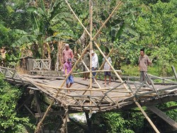 Miris! Jembatan Penghubung Kecamatan di Pinrang Nyaris Ambruk Bahayakan Warga