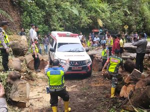 Sempat Tertimbun Longsor, Jalan Blangkejeren-Takengon Dapat Dilewati Lagi Sempat Tertimbun Longsor, Jalan Blangkejeren-Takengon Dapat Dilewati Lagi