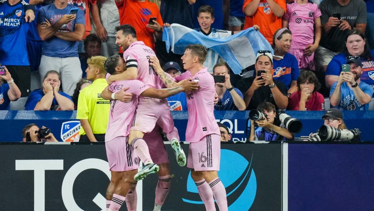 Leo Messi ikut merayakan gol dramatis Leo Campana buat Inter Miami. Foto: USA TODAY Sports via Reuters Con/Aaron Doster