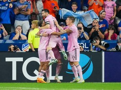 Messi Mau Selebrasi, Bodyguard-nya pun Ikut Lari!