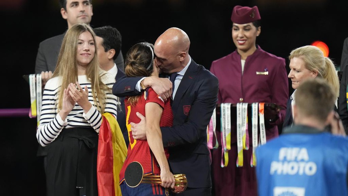 Aksi tak senonoh Presiden RFEF Luis Rubiales diinvestigasi FIFA (AP/Alessandra Tarantino)