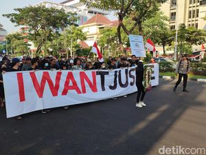 Mutilasi Iwan PNS Semarang Masih Gelap, Massa Tabur Bunga di Depan Mapolda Mutilasi Iwan PNS Semarang Masih Gelap, Massa Tabur Bunga di Depan Mapolda