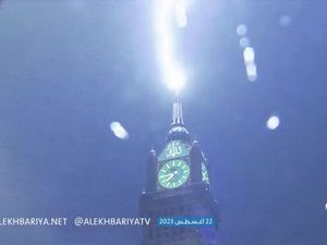 Video Petir Menyambar Menara Jam Mekkah Saat Badai Video Petir Menyambar Menara Jam Mekkah Saat Badai