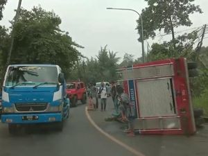 Mobil Damkar Terguling Saat Hendak Padamkan Api di Pandeglang