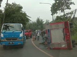Mobil Damkar Terguling Saat Hendak Padamkan Api di Pandeglang