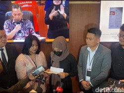 Tatapan Oklin Fia Tak Lagi Semenantang Saat Jilat Es Krim