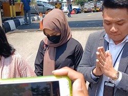 Oklin Fia Terus Terdiam Jelang Diperiksa soal Video Jilat Es Krim