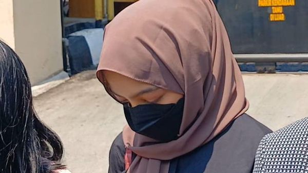 Oklin Fia Kini Tertunduk Lesu Usai Bikin Heboh Jilat Es Krim