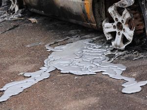 Panasnya Kebakaran Hutan di Kanada Bikin Mobil Meleleh