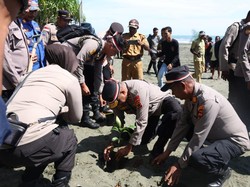 Tanam 500 Bibit Pohon, Kapolda Papua Ajak Masyarakat Sarmi Jaga Lingkungan