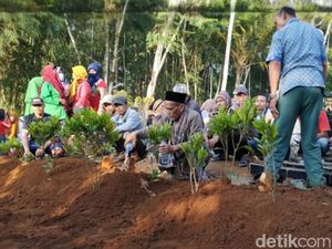 Isak Tangis Keluarga Iringi Pemakaman Ayah-Anak Korban KM Dewi Noor Isak Tangis Keluarga Iringi Pemakaman Ayah-Anak Korban KM Dewi Noor