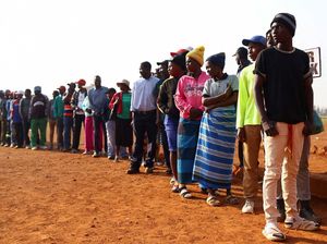 Pemilu di Tengah Kemiskinan, Warga Zimbabwe Antre di TPS Pemilu di Tengah Kemiskinan, Warga Zimbabwe Antre di TPS