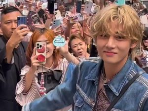 Tampannya V BTS Saat Dikerubungi Fans Jepang, Hadiri Event CELINE Tampannya V BTS Saat Dikerubungi Fans Jepang, Hadiri Event CELINE