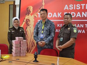 Eks Kadispertaru DIY Krido Serahkan Uang Gratifikasi Rp 1,1 M ke Kejati Eks Kadispertaru DIY Krido Serahkan Uang Gratifikasi Rp 1,1 M ke Kejati