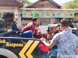Viral Aksi Polisi Tolong Pemotor Sesak Napas di Tengah Jalan