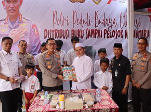 Ajak Anak Gemar Membaca, Polres Metro Depok Beri Buku ke Anak Yatim-Duafa