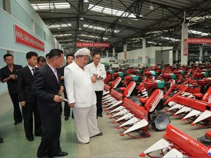 Potret Kim Jong Un Kunjungi Pabrik Traktor di Tengah Krisis Pangan