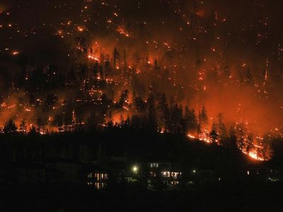 Potret Mencekam Kebakaran Hutan Terburuk di Kanada