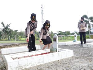 Ramai-ramai Polwan Polda Babel Kunjungi Makam Pahlawan Ramai-ramai Polwan Polda Babel Kunjungi Makam Pahlawan