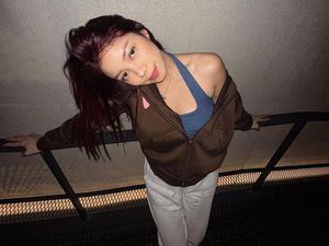 8 Gaya Regina Personel Girlband yang Punya Hobi Menunggangi Kuda