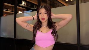 5 Potret Regina Phoenix, Anggota Girlband yang Hobi Berkuda