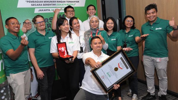 Rekor MURI untuk Pembagian Minuman Ringan Terbanyak