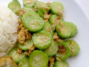 Resep Tumis Oyong dan Telur Bumbu Cabe, Lauk Pedas Segar Untuk Nasi Putih Resep Tumis Oyong dan Telur Bumbu Cabe, Lauk Pedas Segar Untuk Nasi Putih
