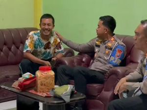 Tingkah Cengengesan Sopir Bus Ugal-ugalan di Tol Saat Dituturi Polisi Tingkah Cengengesan Sopir Bus Ugal-ugalan di Tol Saat Dituturi Polisi