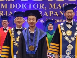 Akhir Rangkaian Foto Ghozali Everyday, Bareng Rektor saat Wisuda