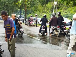 Heboh Pemotor Jatuh di Jalanan Batam gegara Tumpahan Minyak