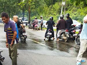 Heboh Pemotor Jatuh di Jalanan Batam gegara Tumpahan Minyak Heboh Pemotor Jatuh di Jalanan Batam gegara Tumpahan Minyak