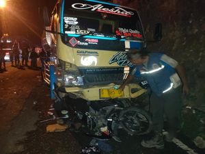 Kecelakaan Maut Truk Tangki Tabrak Karnaval di Pacet Juga Lukai 12 Orang Kecelakaan Maut Truk Tangki Tabrak Karnaval di Pacet Juga Lukai 12 Orang