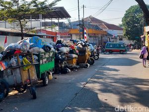 Sampah Menumpuk di TPS Cimahi Imbas Kebakaran TPA Sarimukti