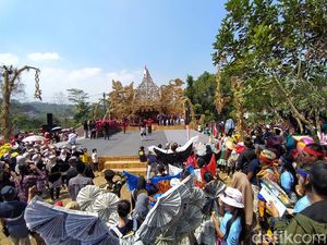Upacara HUT RI Berbahasa Jawa-Diiringi Gamelan di Lereng Gunung Andong Upacara HUT RI Berbahasa Jawa-Diiringi Gamelan di Lereng Gunung Andong