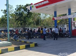 Warga Sumba Barat Daya Sulit Dapat BBM, SPBU Jauh-Antre Lama